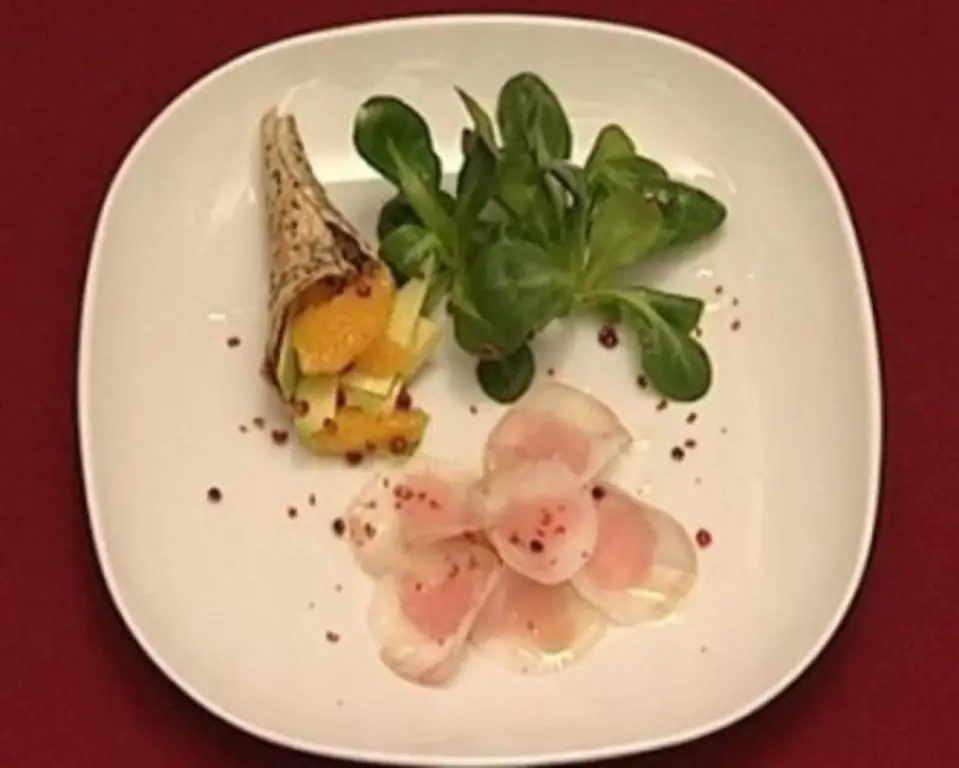 Авокадо и апельсин на морском черте и карпаччо из тунца