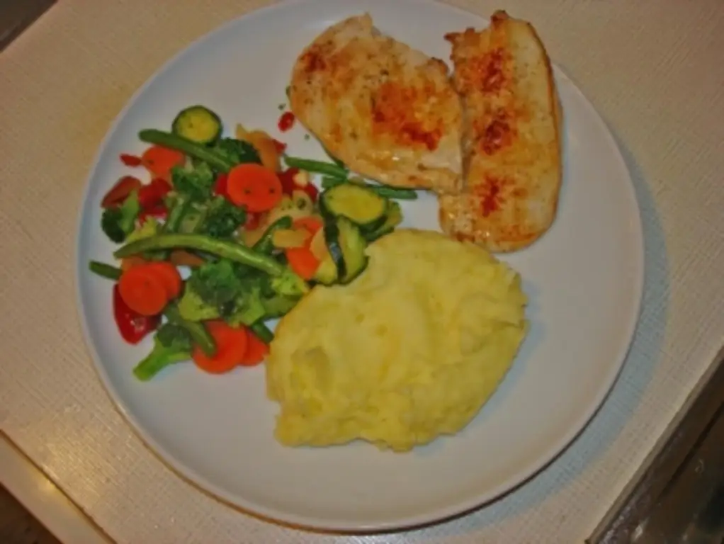 Стейки из свинины с овощами и картофельным пюре