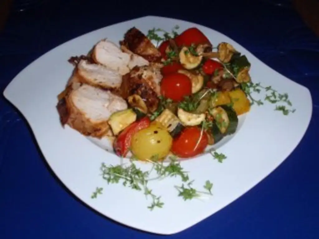 Куриная грудка, завернутая в ветчину и разноцветные овощи в духовке