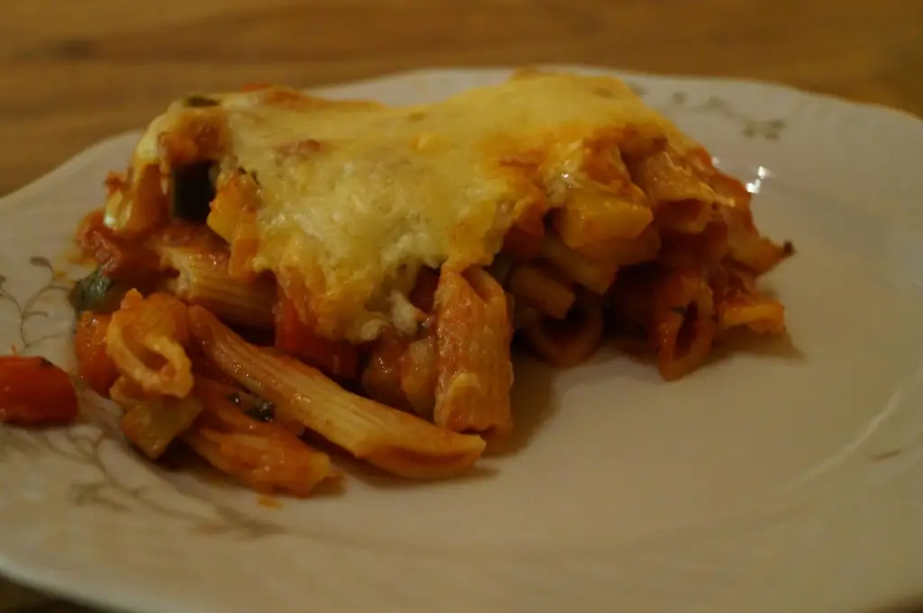 Запеченное пенне со средиземноморскими овощами