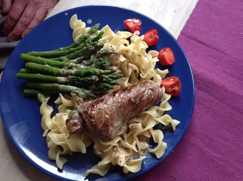 Роллы из телятины с зеленой спаржей