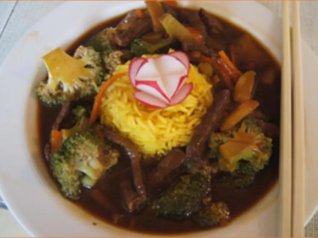 Говядина с брокколи в воке и желтым рисом басмати