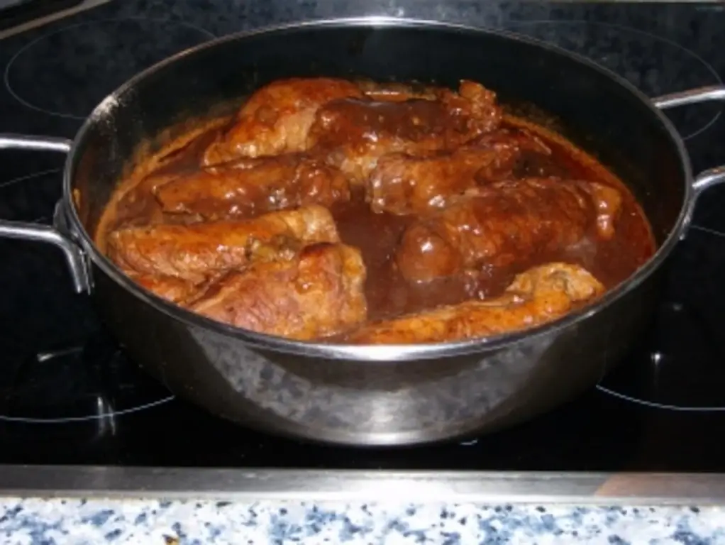 Говяжий рулет в соусе из красного вина