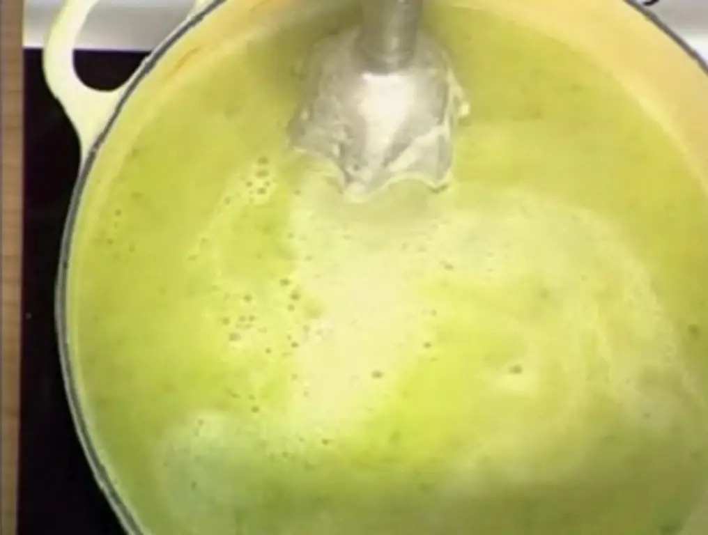 Суп из сахарного горошка с луком и картофелем