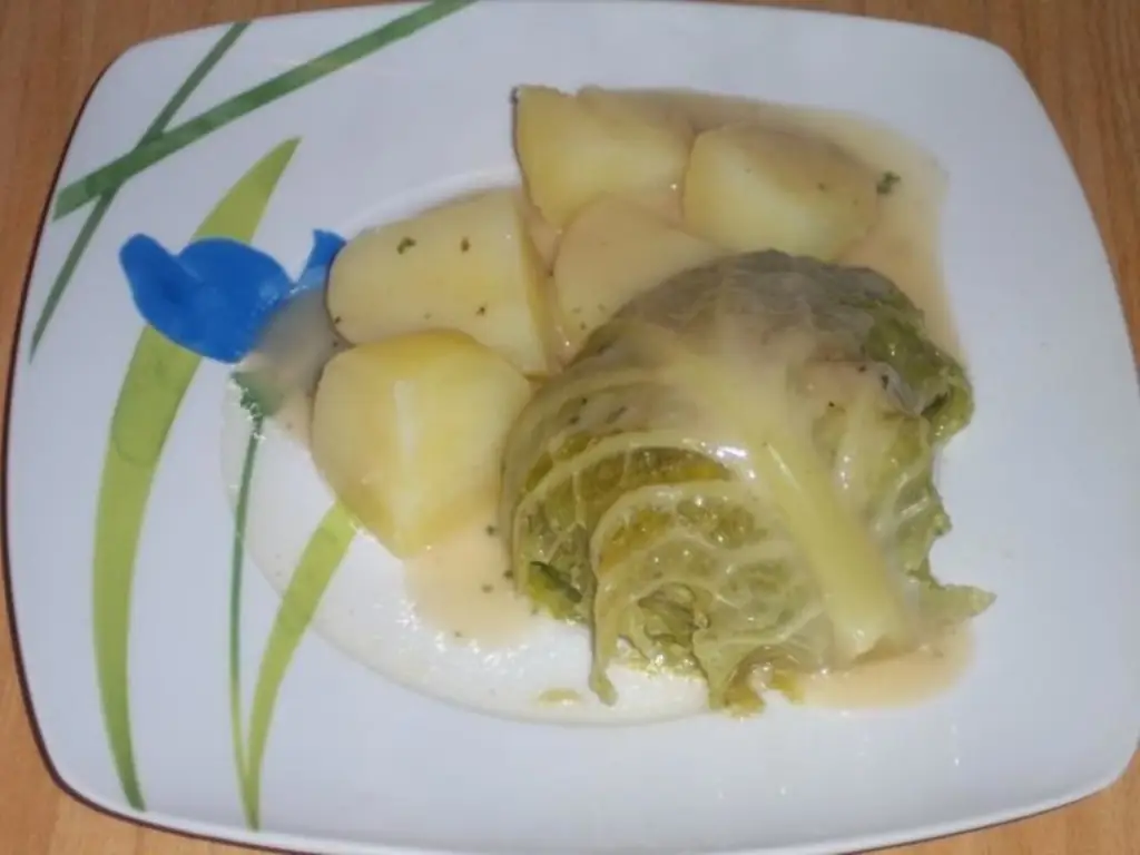 Голубцы с савойской капустой, около 800 г удаленных листьев и ледяная вода