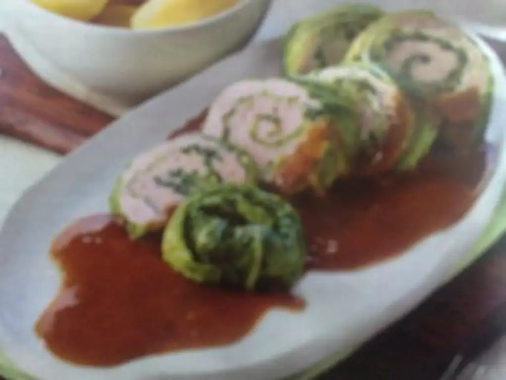 Рулеты из савойской капусты с колбасой