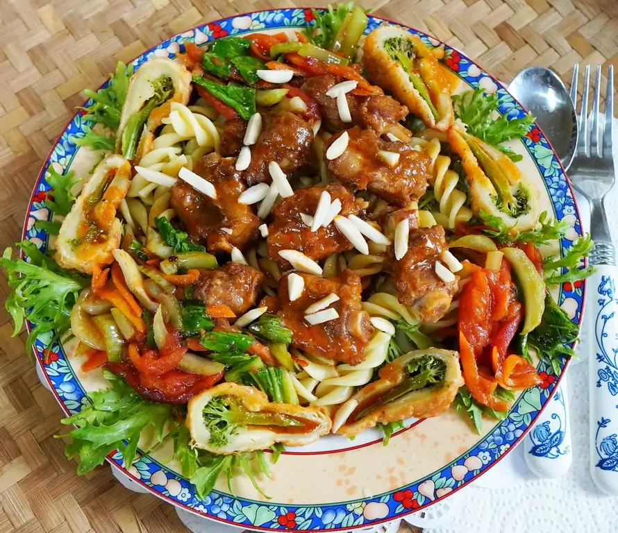 Разноцветные фузилли со свининой и жареной брокколи