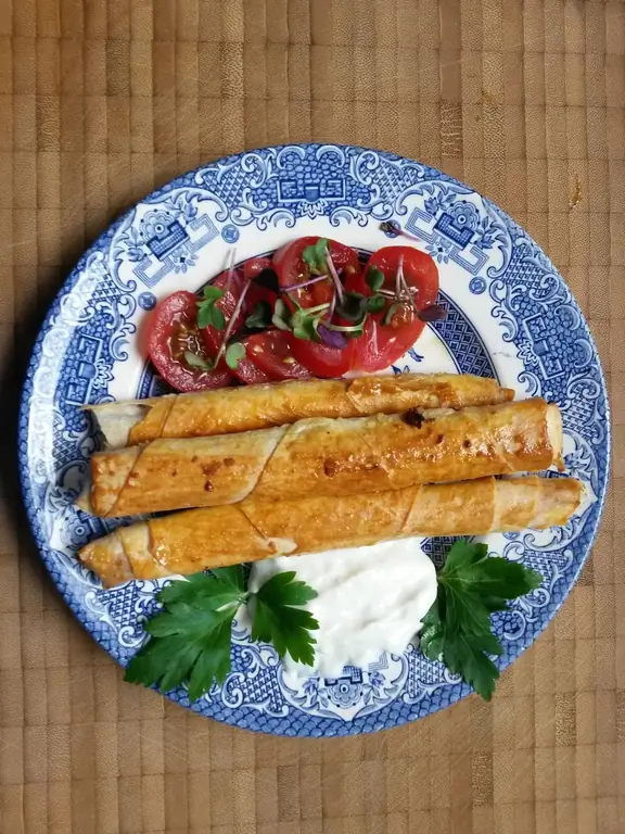 Рулетики из теста с начинкой из фарша и феты