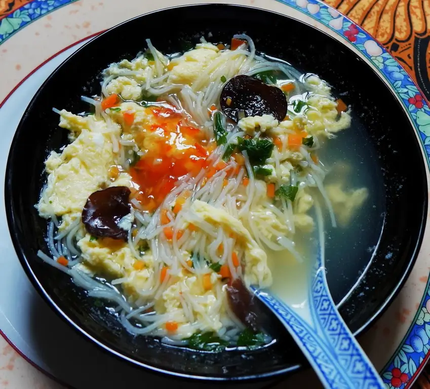 Суп из толстой стеклянной лапши с яйцом и облачными ушами