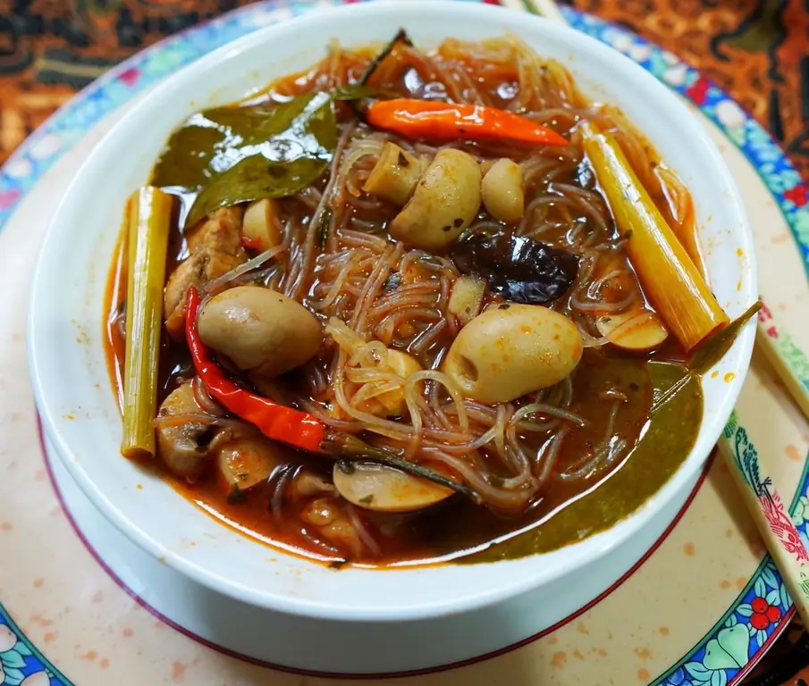 Суп из стеклянной лапши с грибами по-сычуаньски