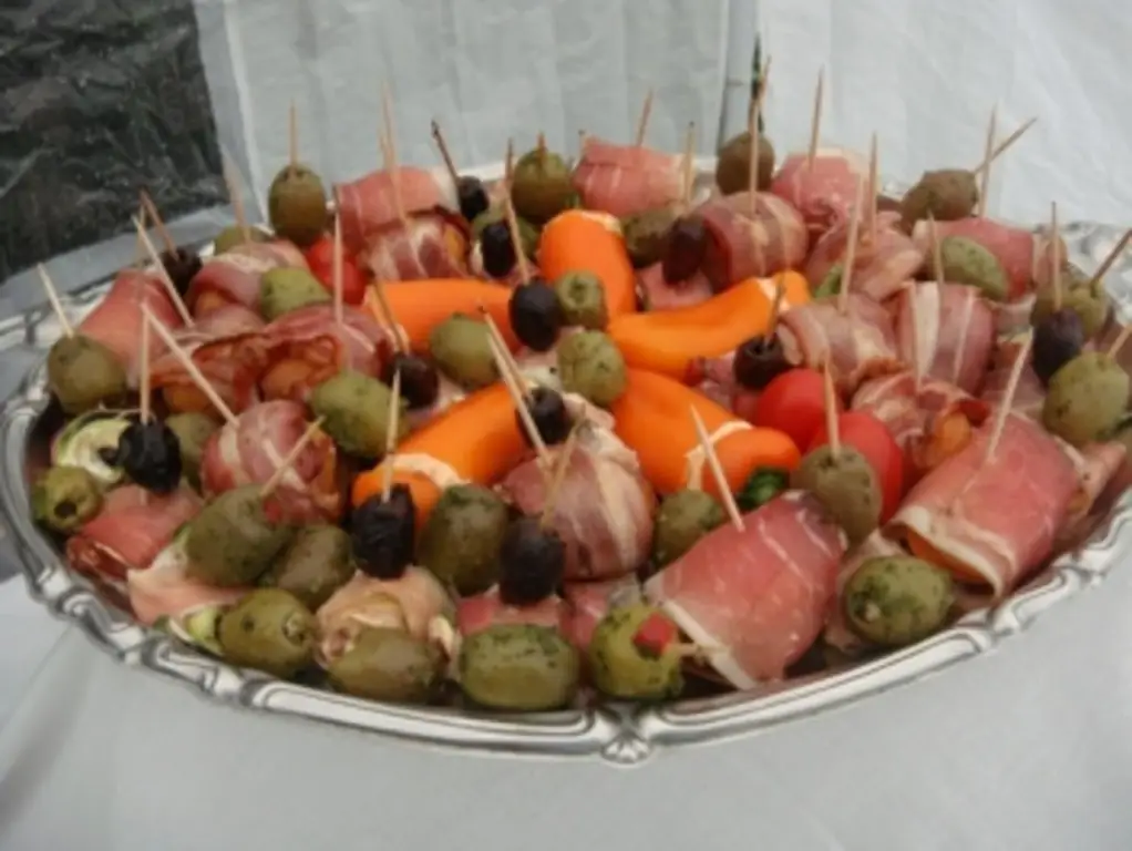 Ассорти закусок: Фаршированные абрикосы, фаршированные перцы, рулетики из кабачков