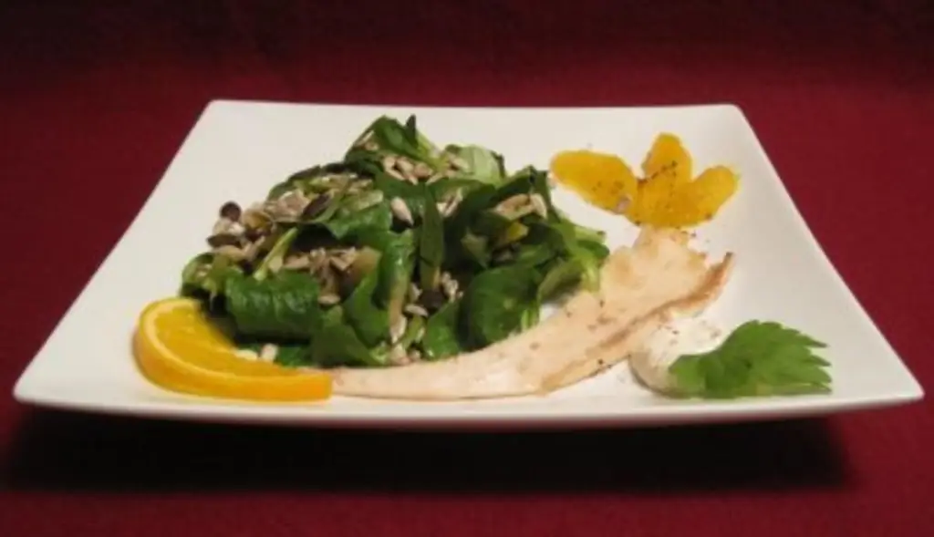 Салат-микс с апельсиновой заправкой и копченой форелью