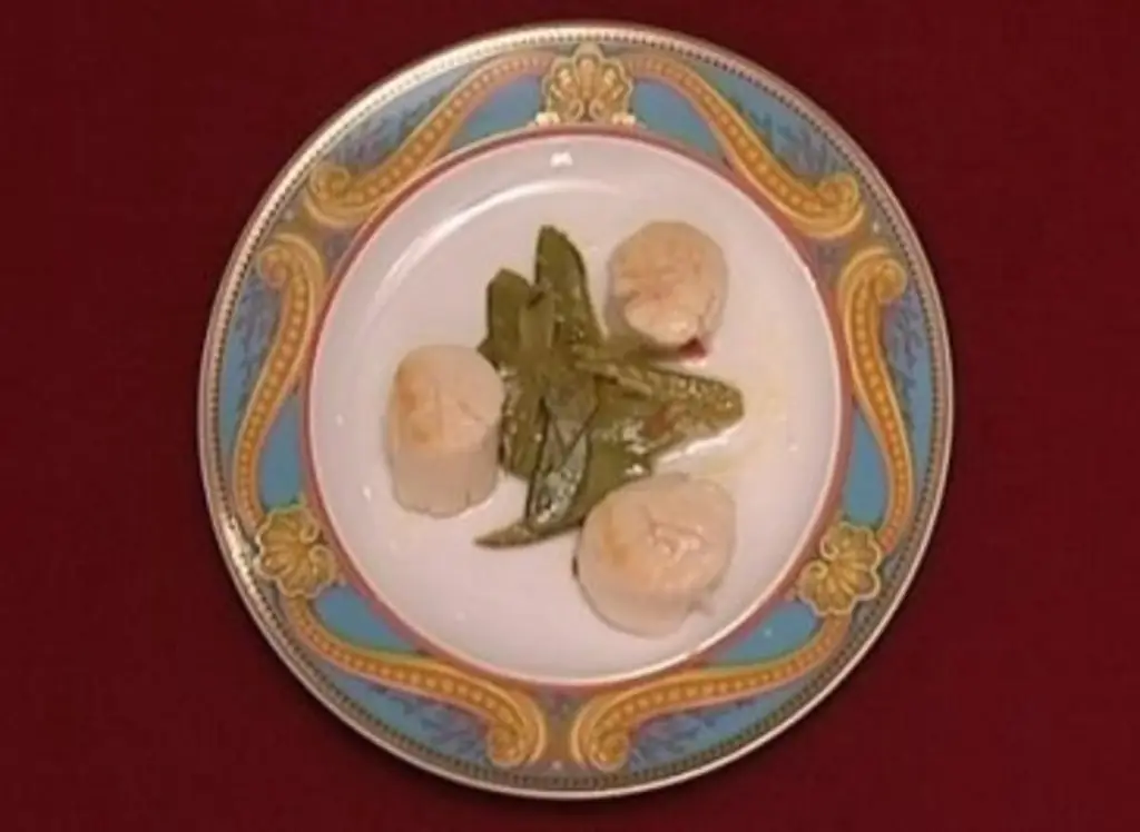 Жареные гребешки с теплым салатом из снежного горошка