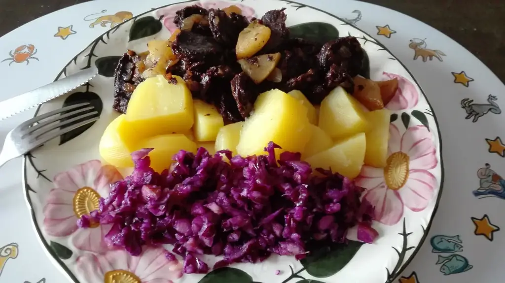 Кровяная колбаса с кусочками яблока