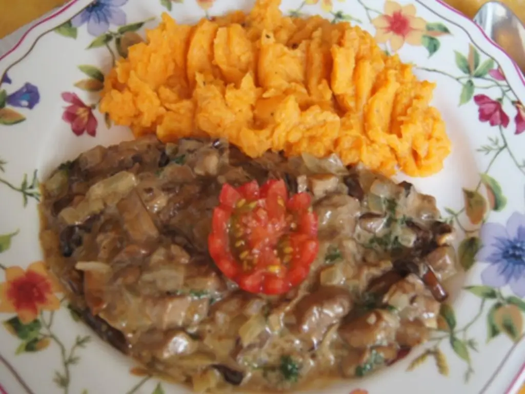 Сковорода из белых грибов с пюре из сладкого картофеля