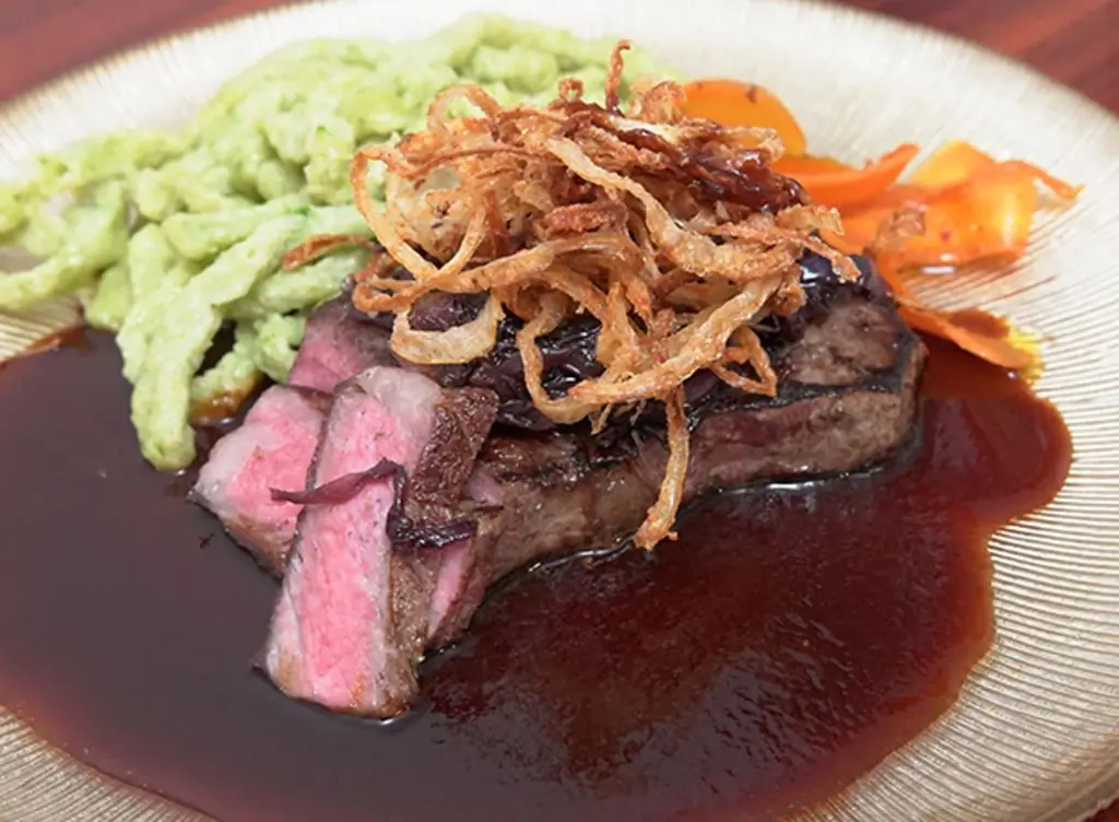 Жареный лук со шпецле из черемши и глазированной морковью