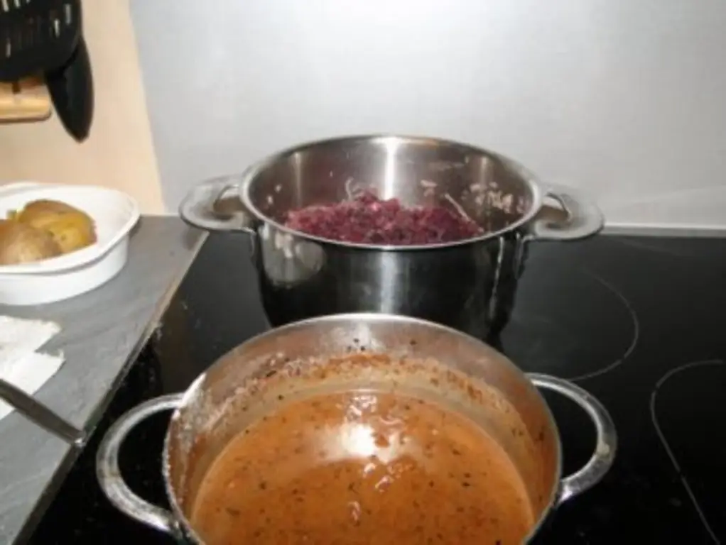 Нога кабана с соусом из красного вина