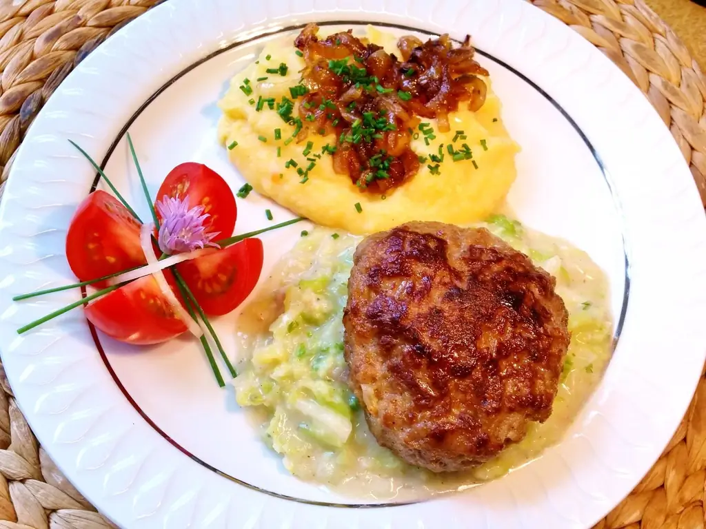 Савойская капуста в креме с фрикадельками