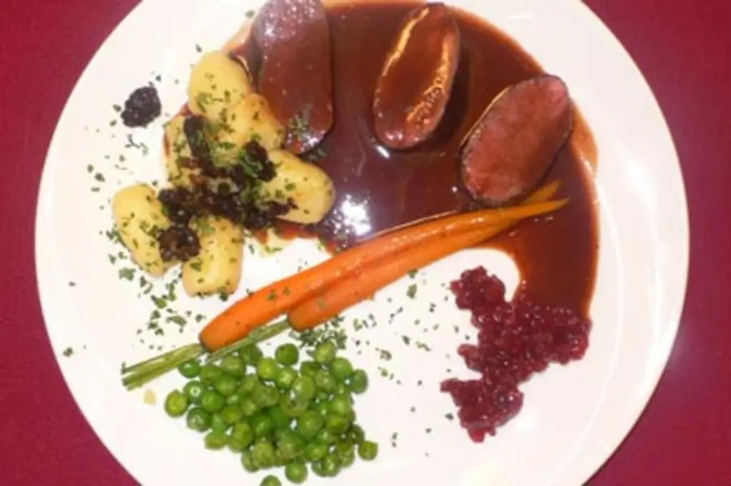 Филе оленя с клецками, сморчками и летними овощами