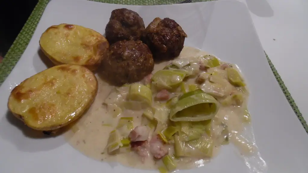 Фаршированные фрикадельки и запеченный картофель