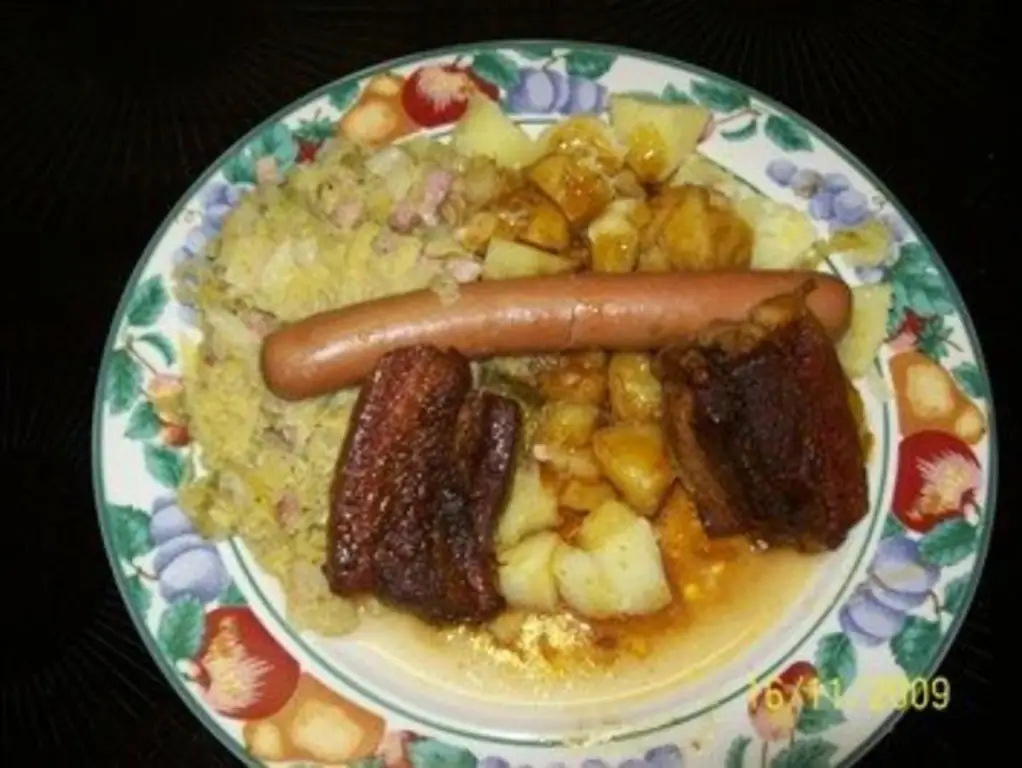 Тушеная савойская капуста с нарезанным кубиками беконом