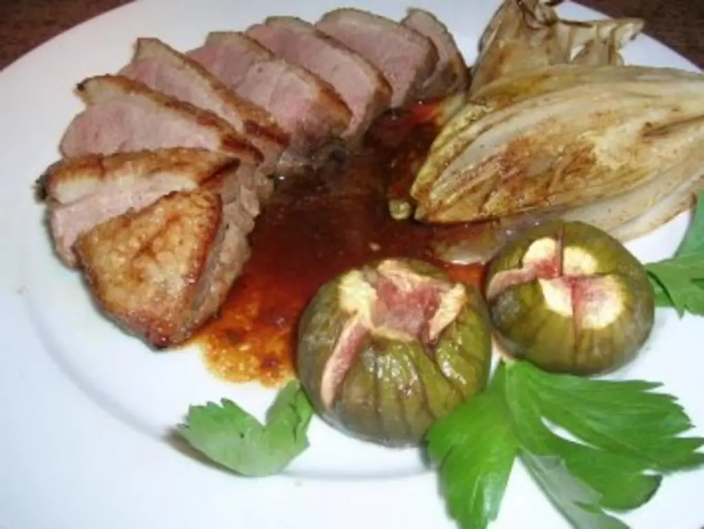 Утиная грудка с медом, имбирем и инжиром на тушеном цикории