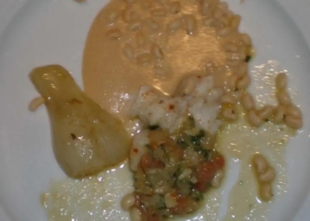 Скрей с кокосовыми бобами, пюре из кокосовых бобов и тушеным фенхелем