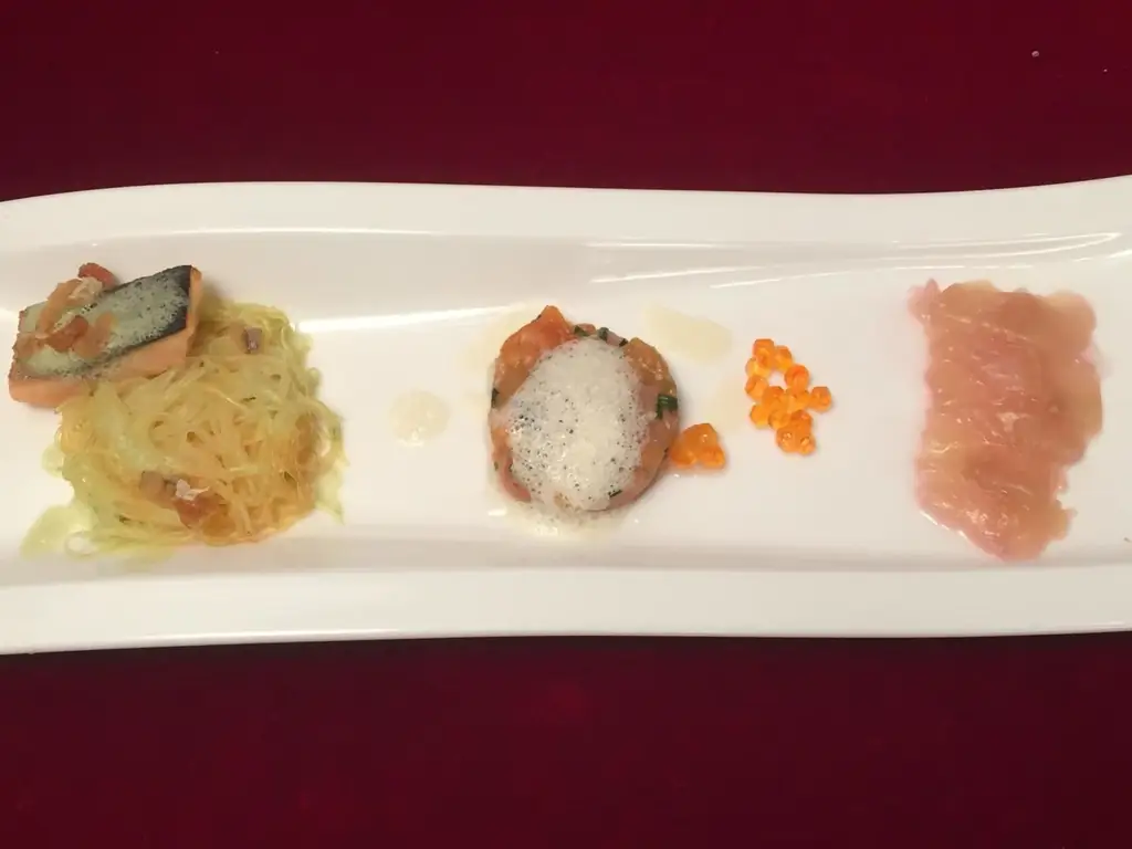 Три вида гольца, красная редька, хрен, васаби, стеклянная лапша