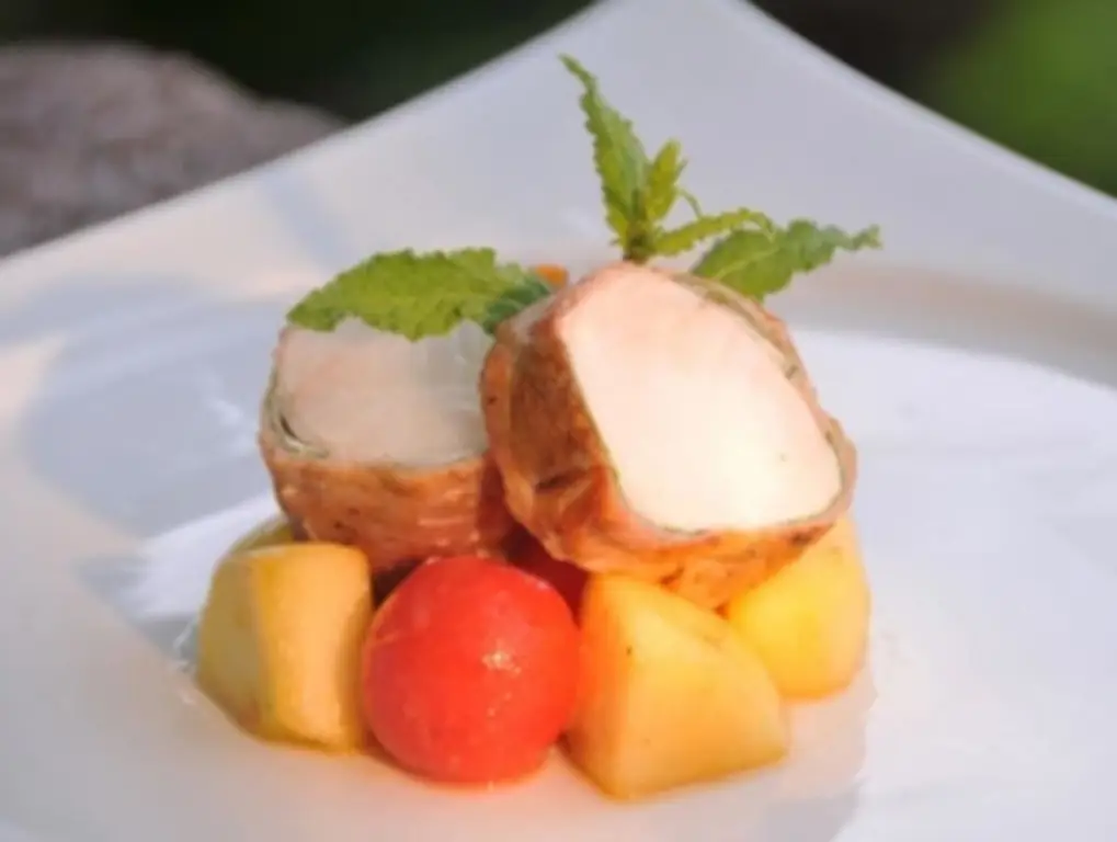 Медальоны из морского черта, завернутые в тирольский бекон