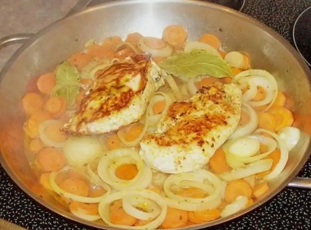 Куриная грудка с морковно-кокосовым сливочным соусом