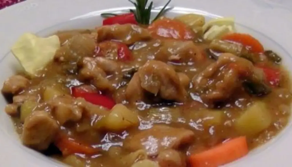 Горшок для кроликовс большим количеством овощей