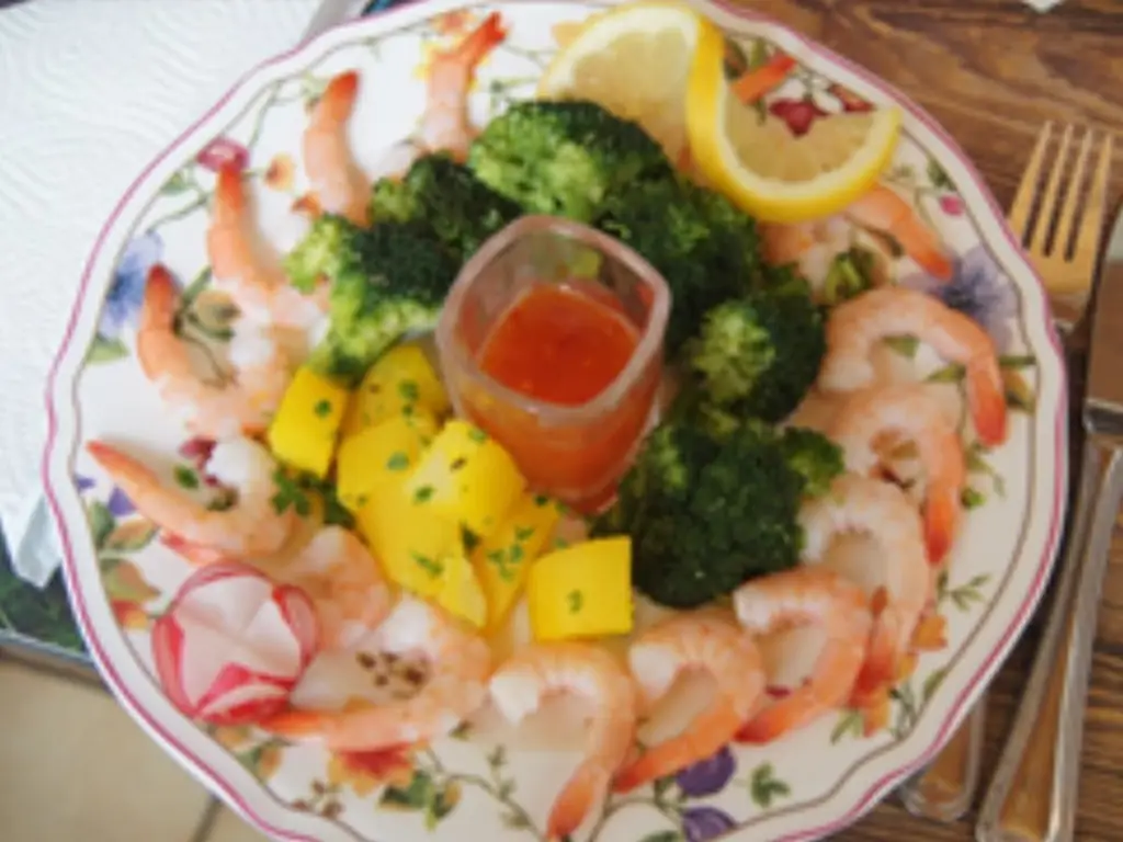Креветки со сладким соусом чили, брокколи и петрушкой