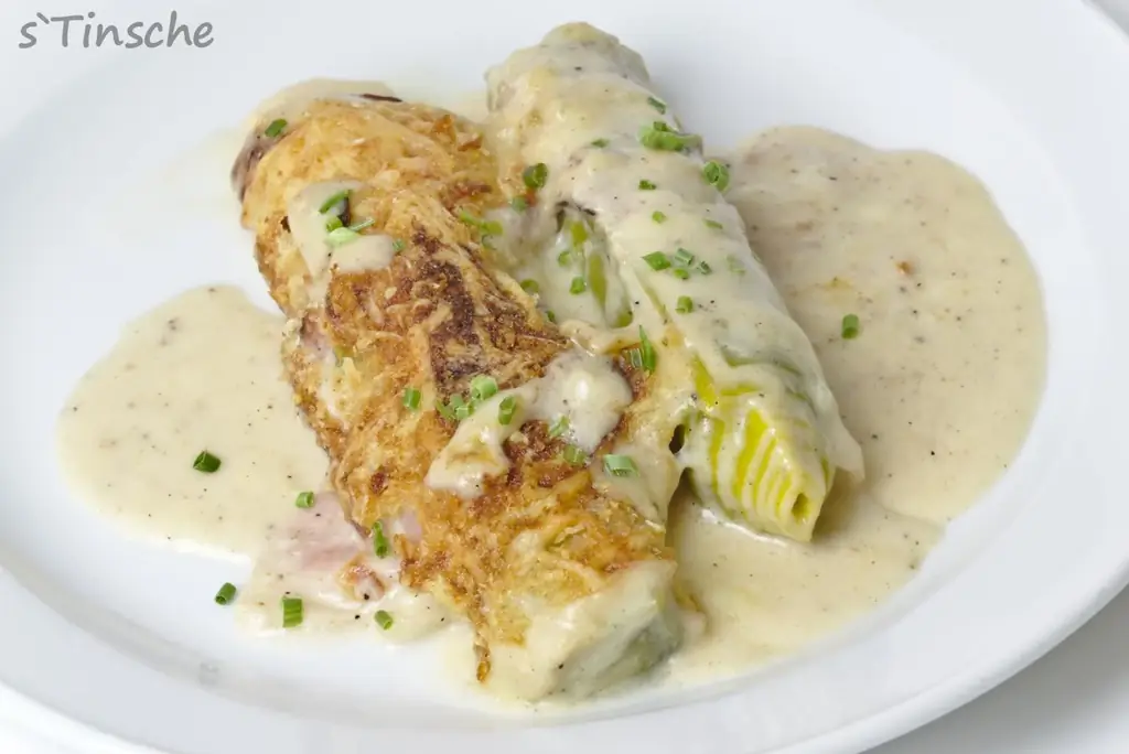 Запеченный лук-порей, завернутый в бекон