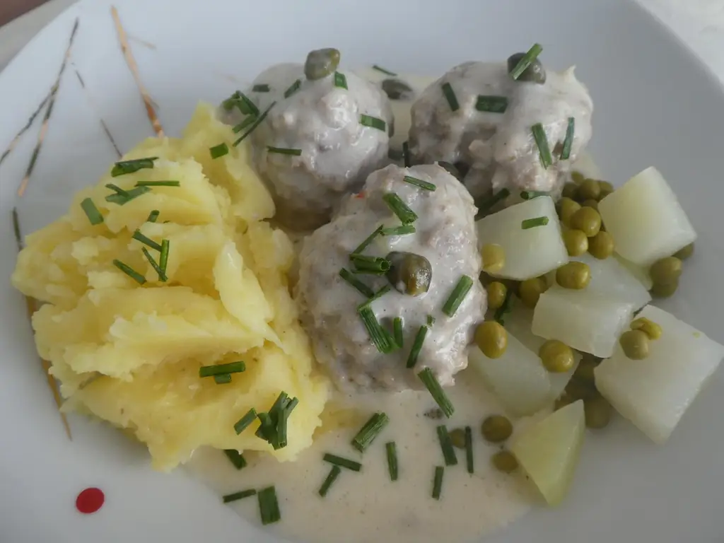 Königsberger Klopse с картофельным пюре и кольраби