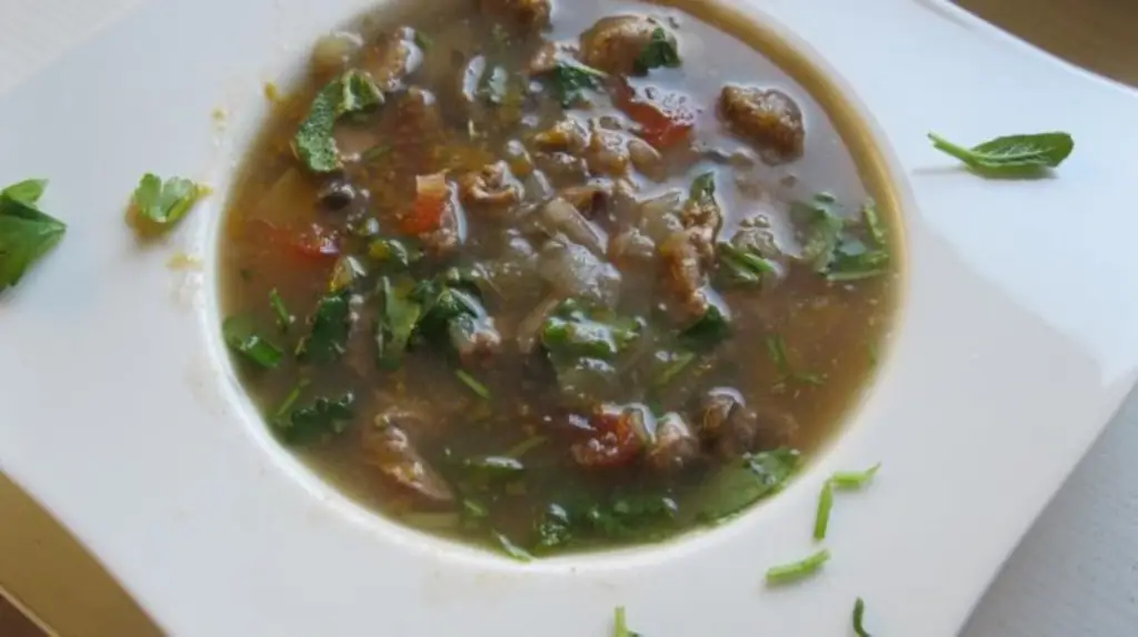 Суп с нарезанной соломкой тыквой и мелко нарезанным луком