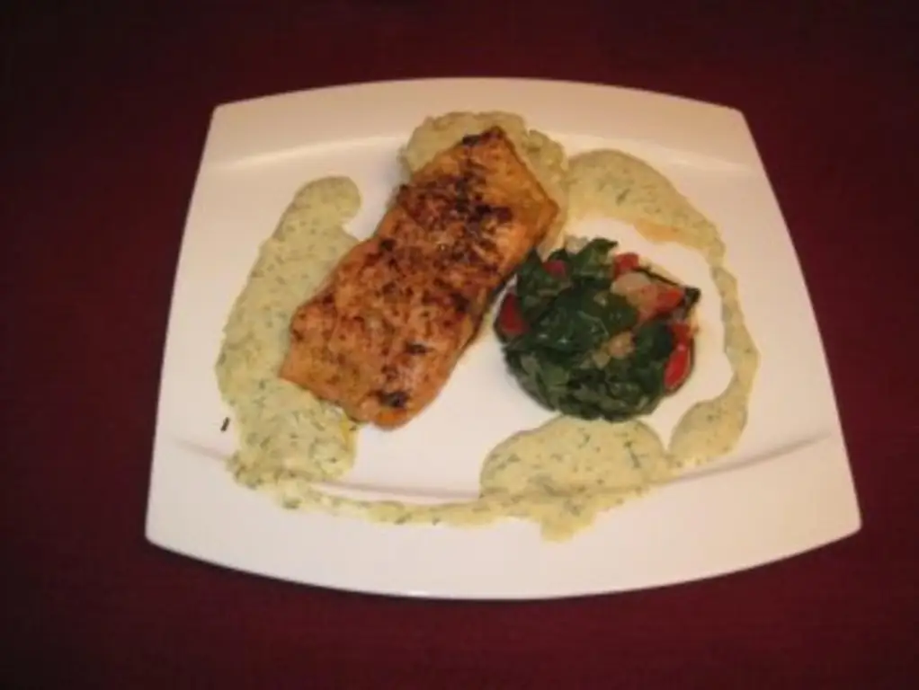 Лосось на мангольде с ризотто с луком-пореем и соусом из укропа