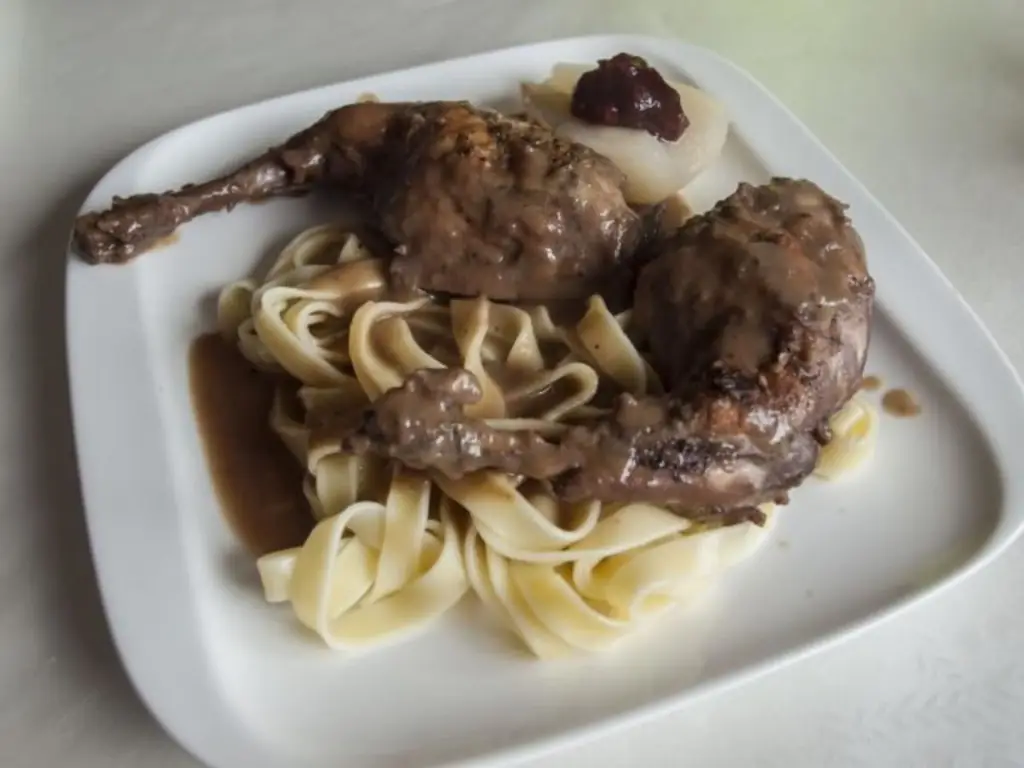 Ножки кролика в можжевеловом креме с тальятелле и салатом