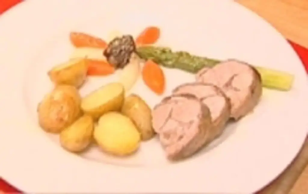 Гитзибратен с весенними овощами и молодым картофелем