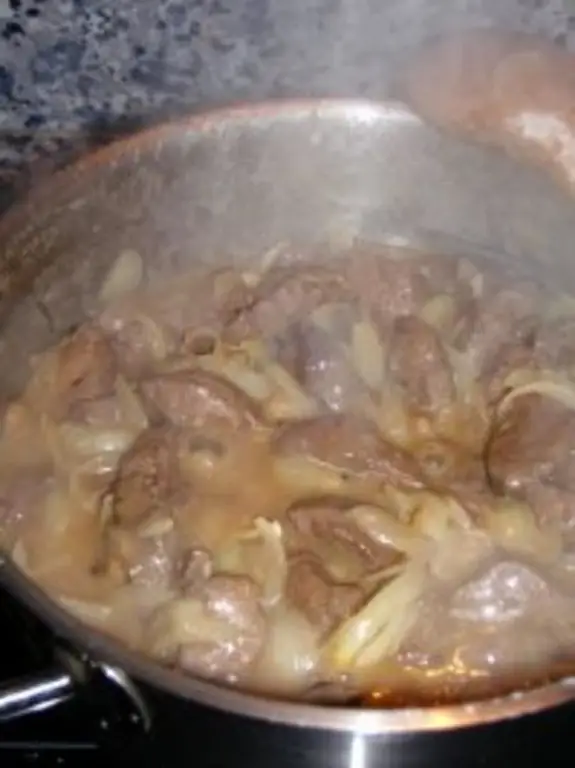 Ломтики печени с луком и маслом