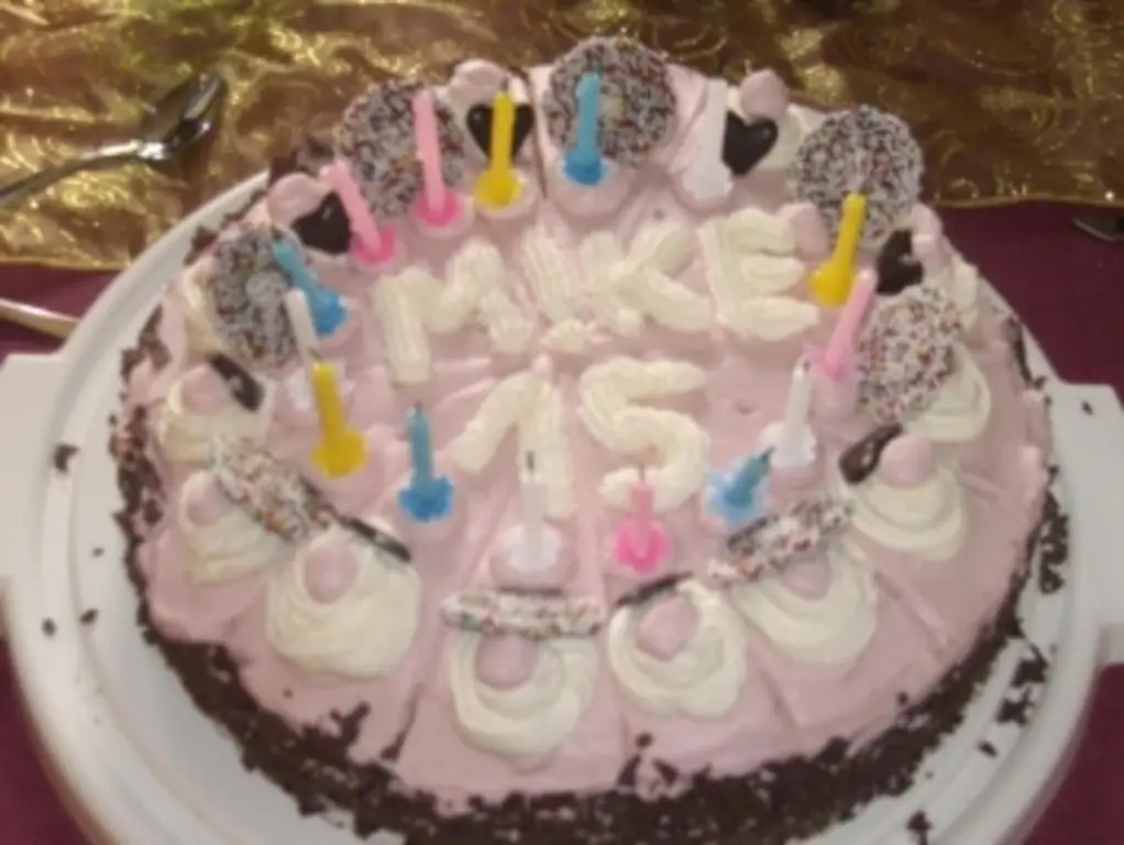 Торт на день рождения с разницей (бисквит с клубничным кремом)