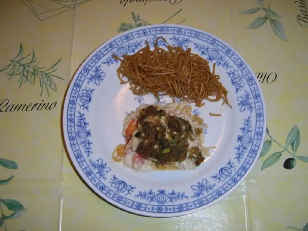 Курица в овощной подушке с корочкой из трав