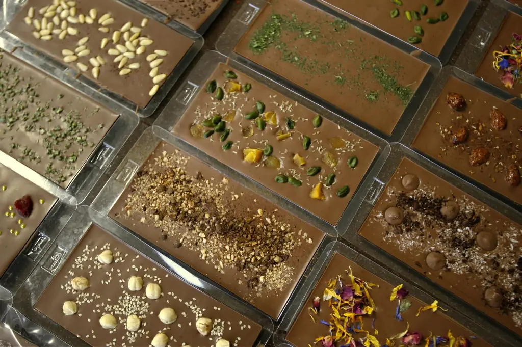 Разбитый шоколад с шоколадом и орехами