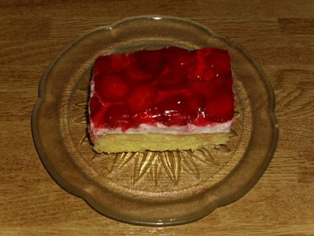 Ломтики клубники с творожным кремом