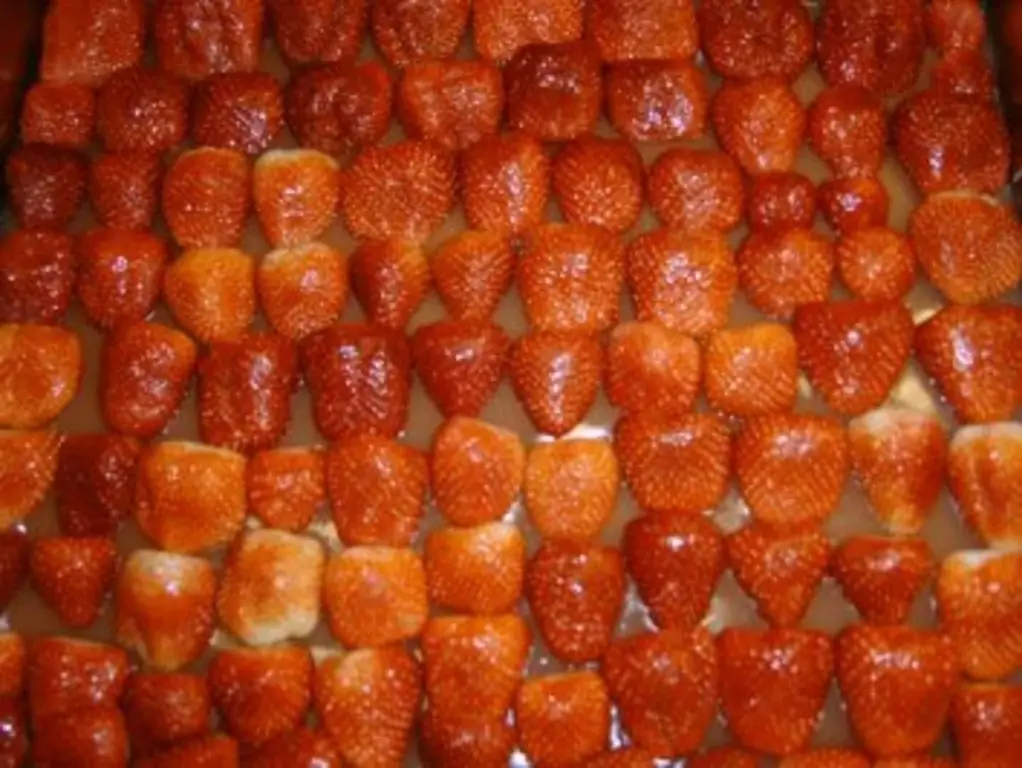 Ломтики клубники с мукой и крахмалом