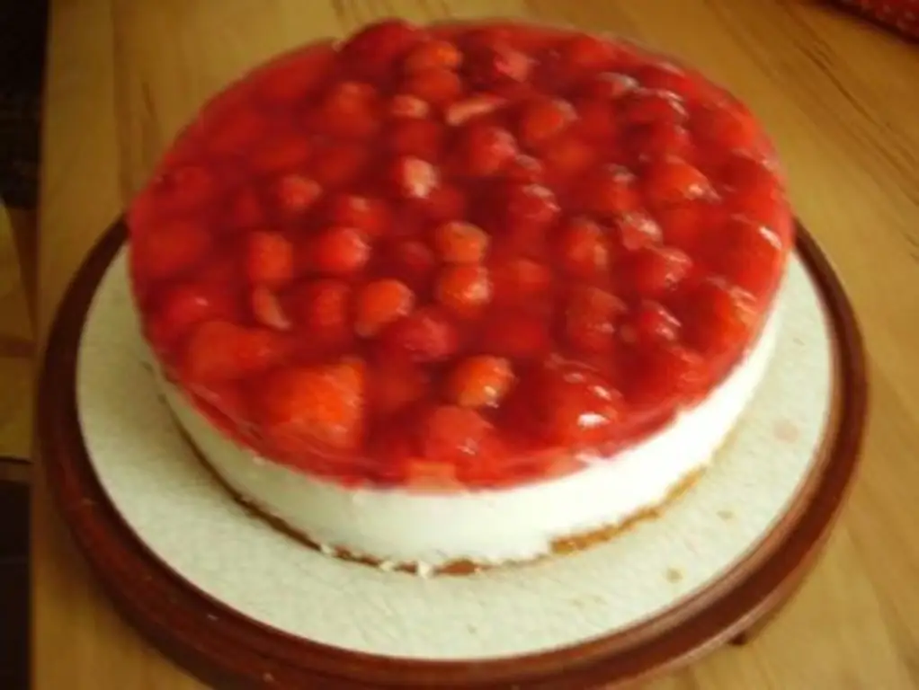 Клубничный торт с творогом из цветков бузины