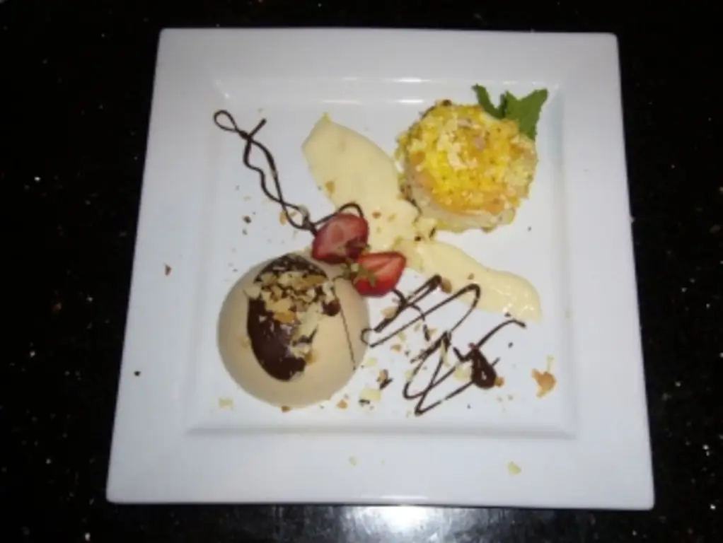 Апельсиновый тарт с миндальным парфе с шоколадным соусом