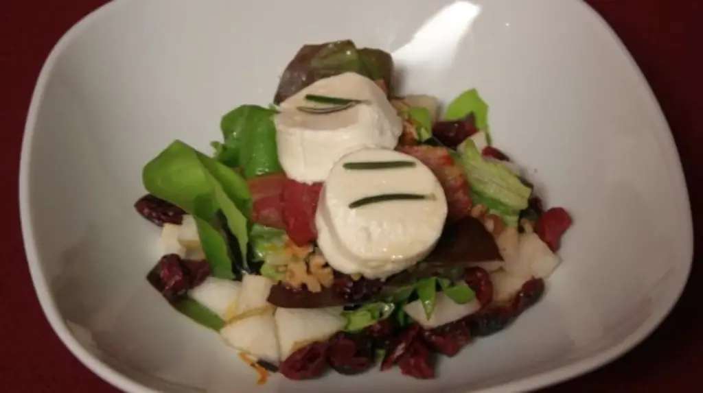 Салат Шевр Шо с беконом, грушей и ягодами