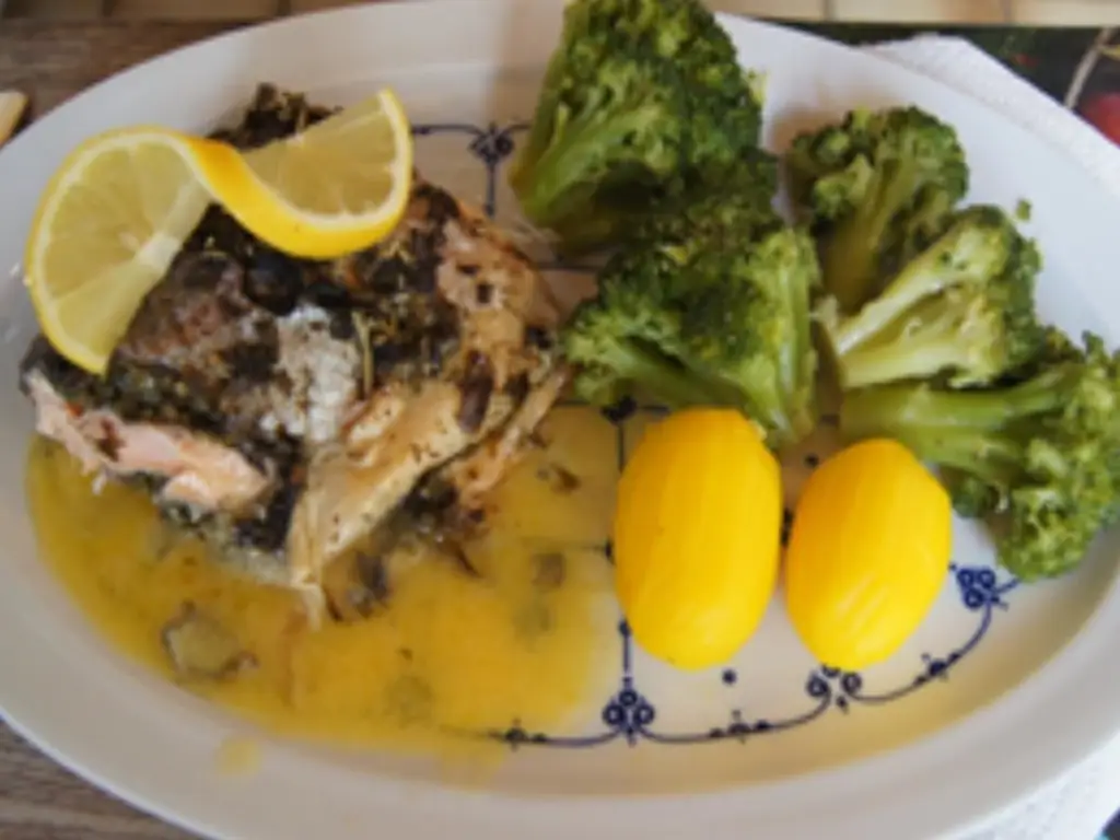 Форель, запеченная целиком с лимоном