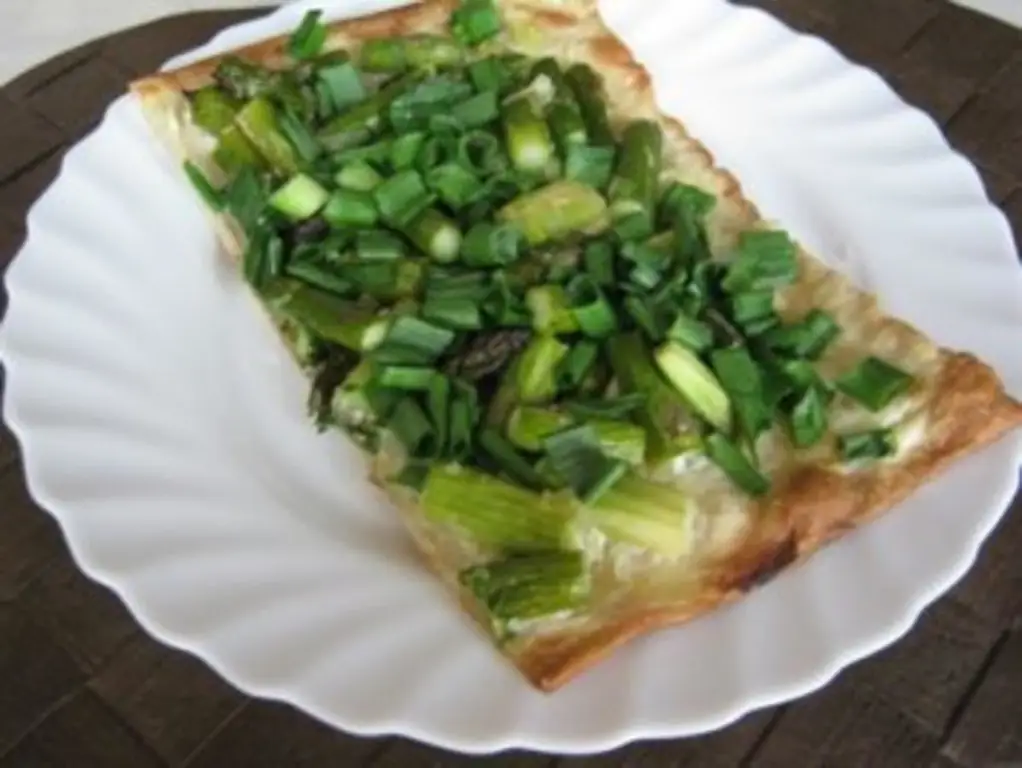 Киш из спаржи с зеленым луком