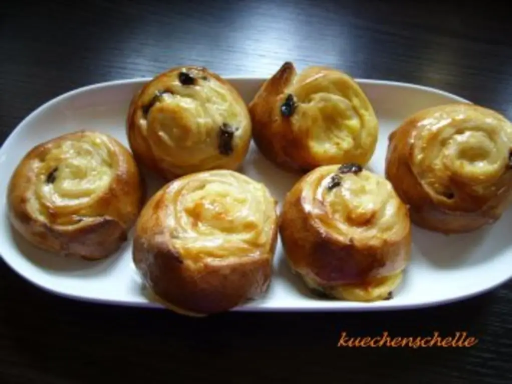 Пудинг из улиток с дрожжевым тестом, половина порции и молоко